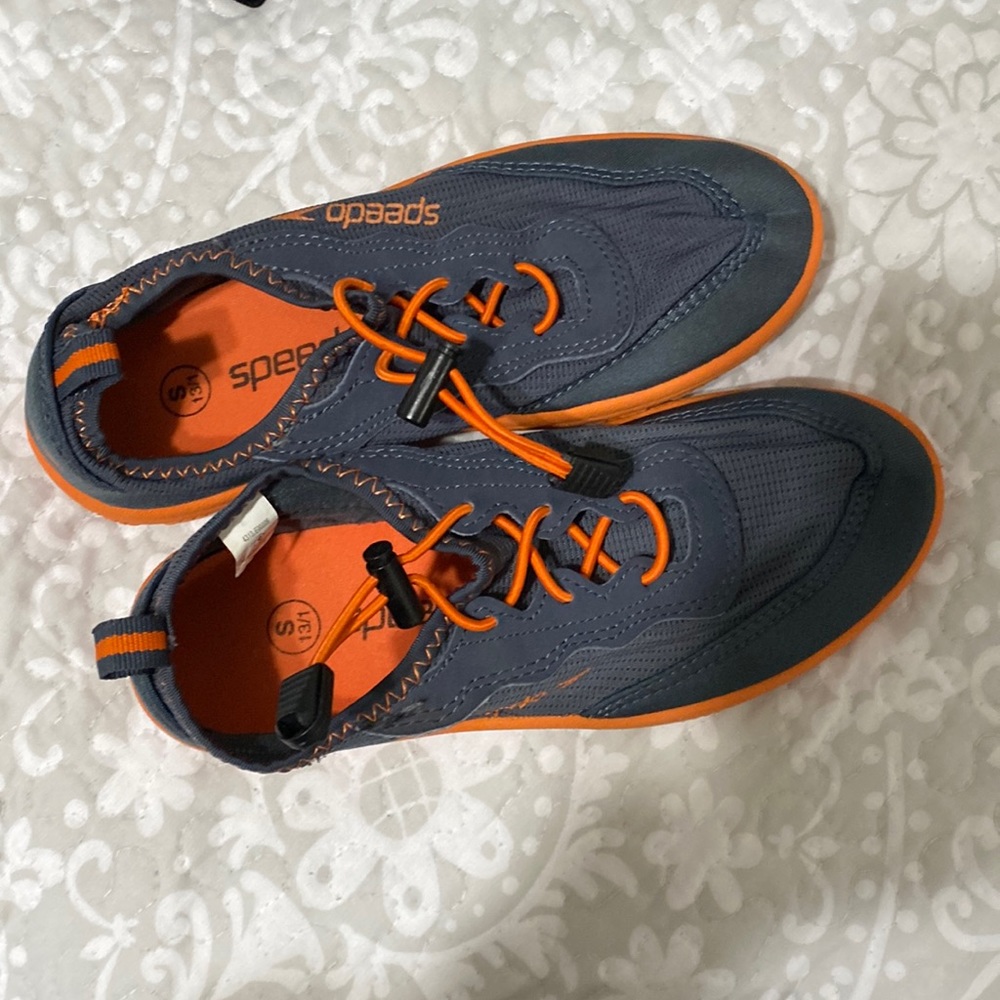 Children’s Speedo water shoes size S (13/1)